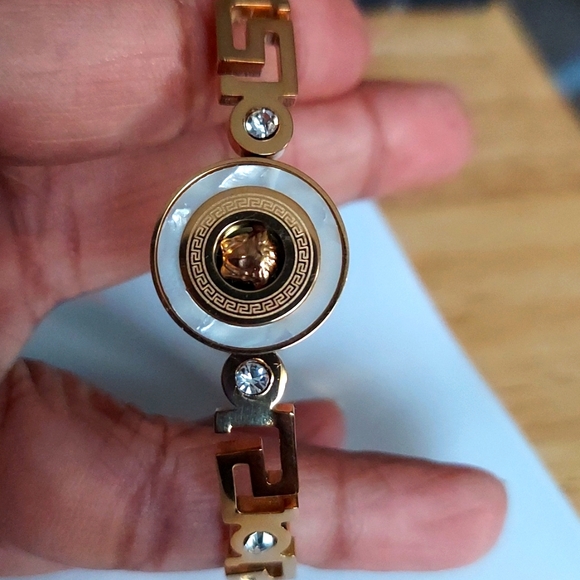 Luxury design Gold Tone Bangle - Picture 2 of 12